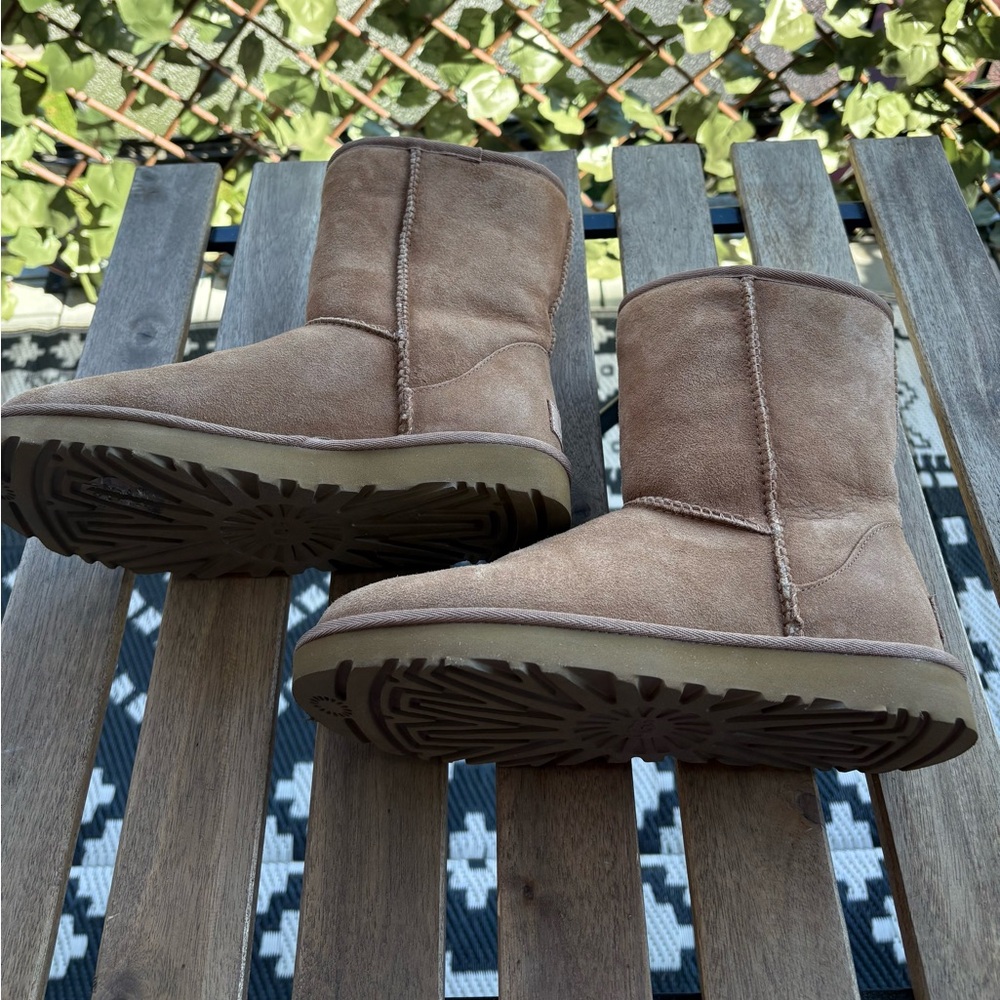 UGG Classic Short ll Boots LIKE NEW - Picture 2 of 6